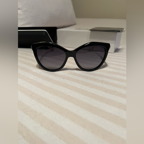 NEW IN BOX | Women’s Givenchy 55MM Oversized Round Tortoiseshell Sunglasses - Picture 3 of 9